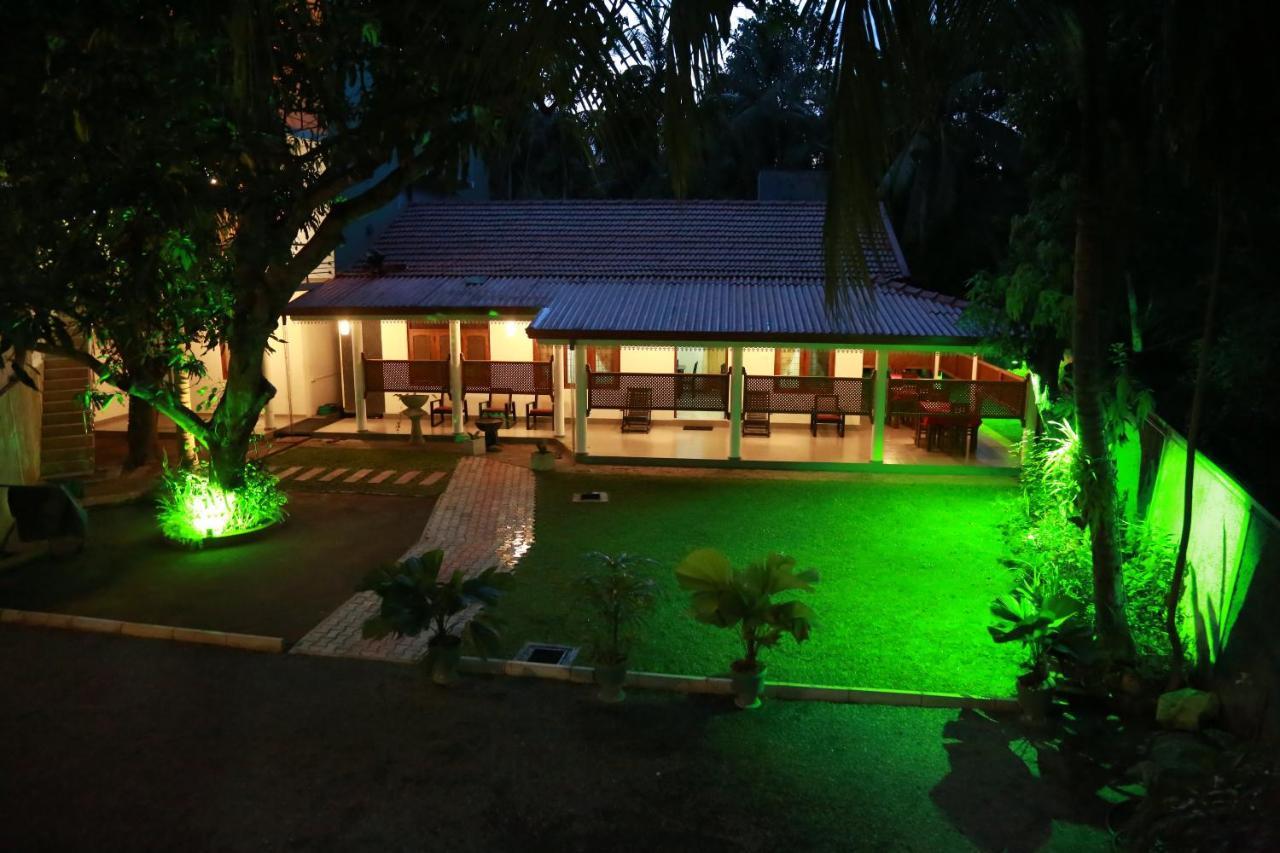 Vishmee Holiday Inn Embilipitiya Exteriér fotografie