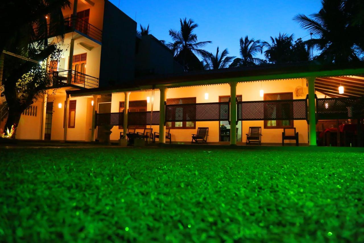 Vishmee Holiday Inn Embilipitiya Exteriér fotografie