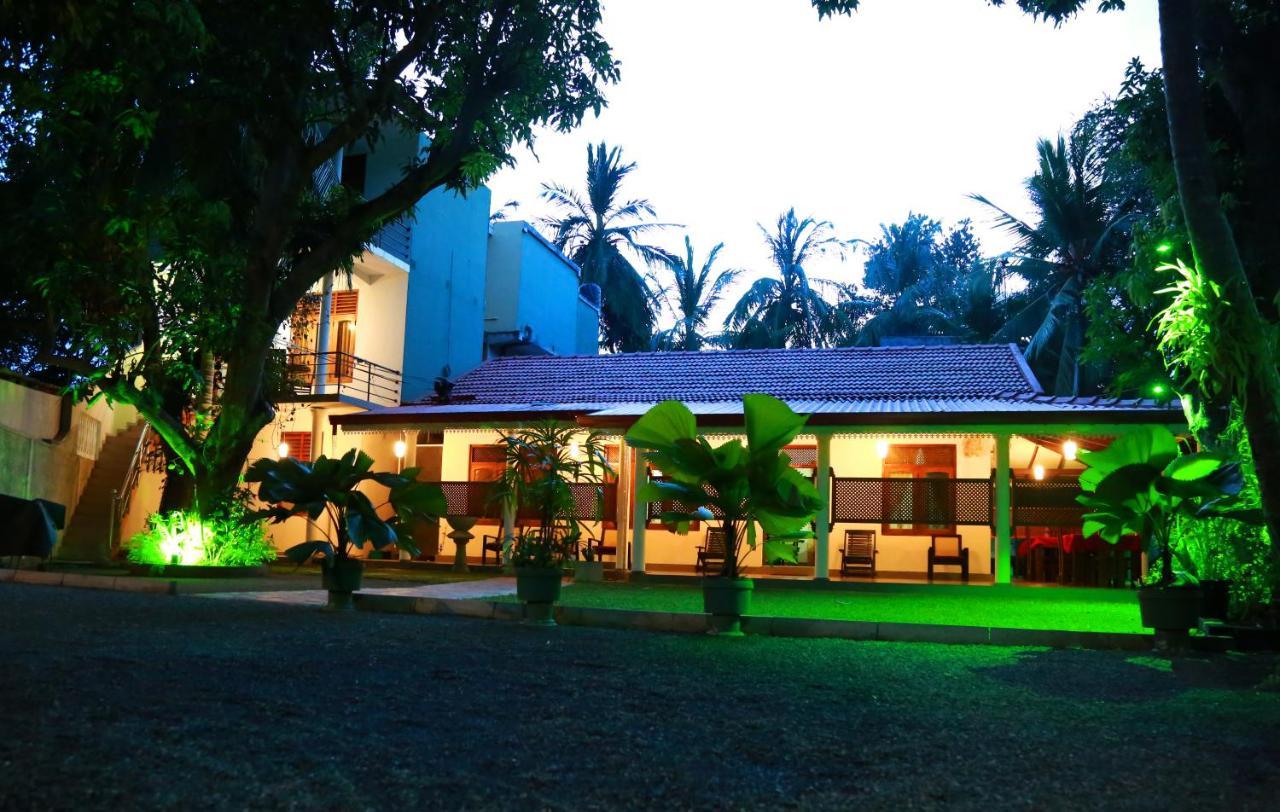 Vishmee Holiday Inn Embilipitiya Exteriér fotografie