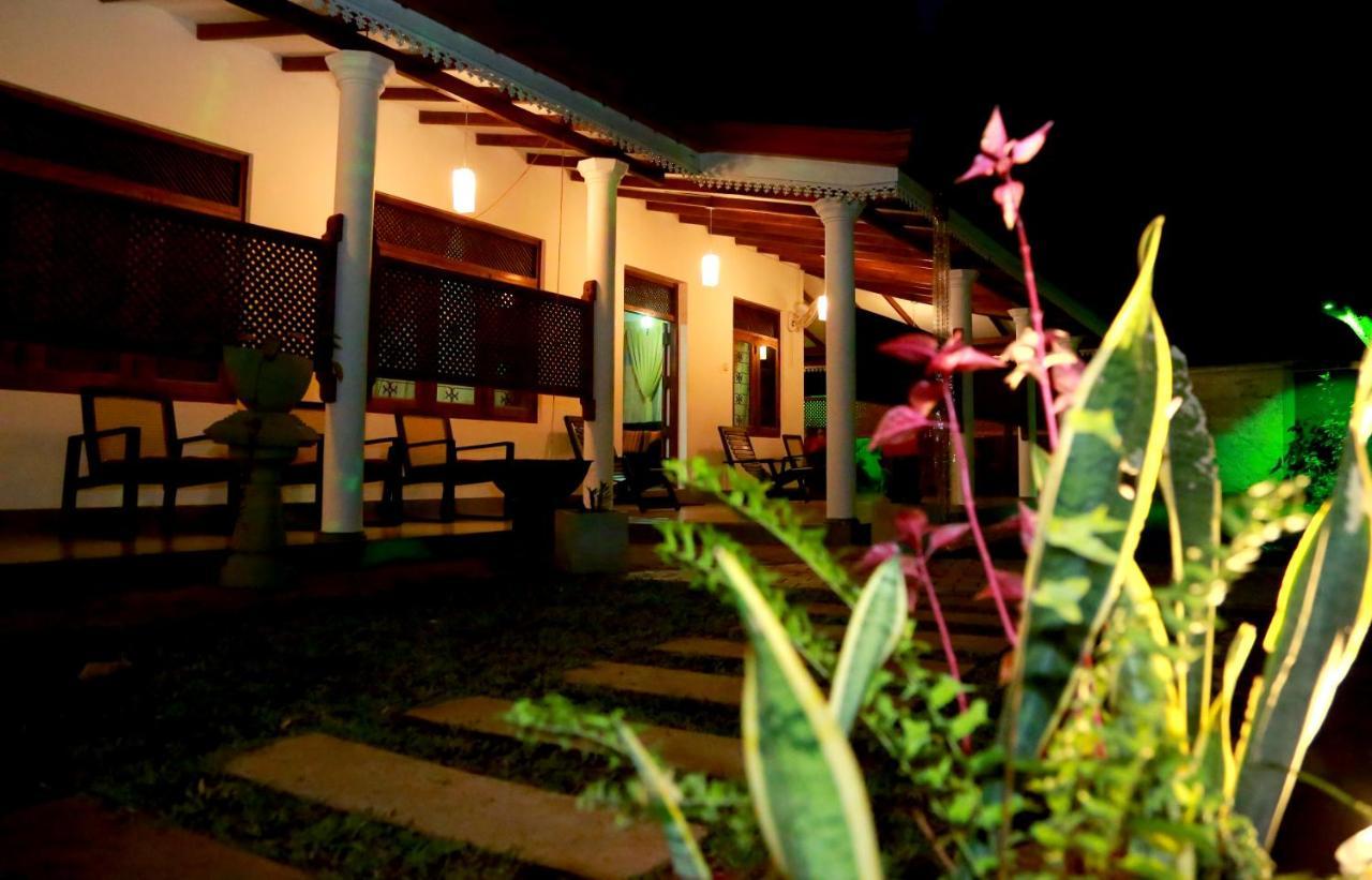 Vishmee Holiday Inn Embilipitiya Exteriér fotografie