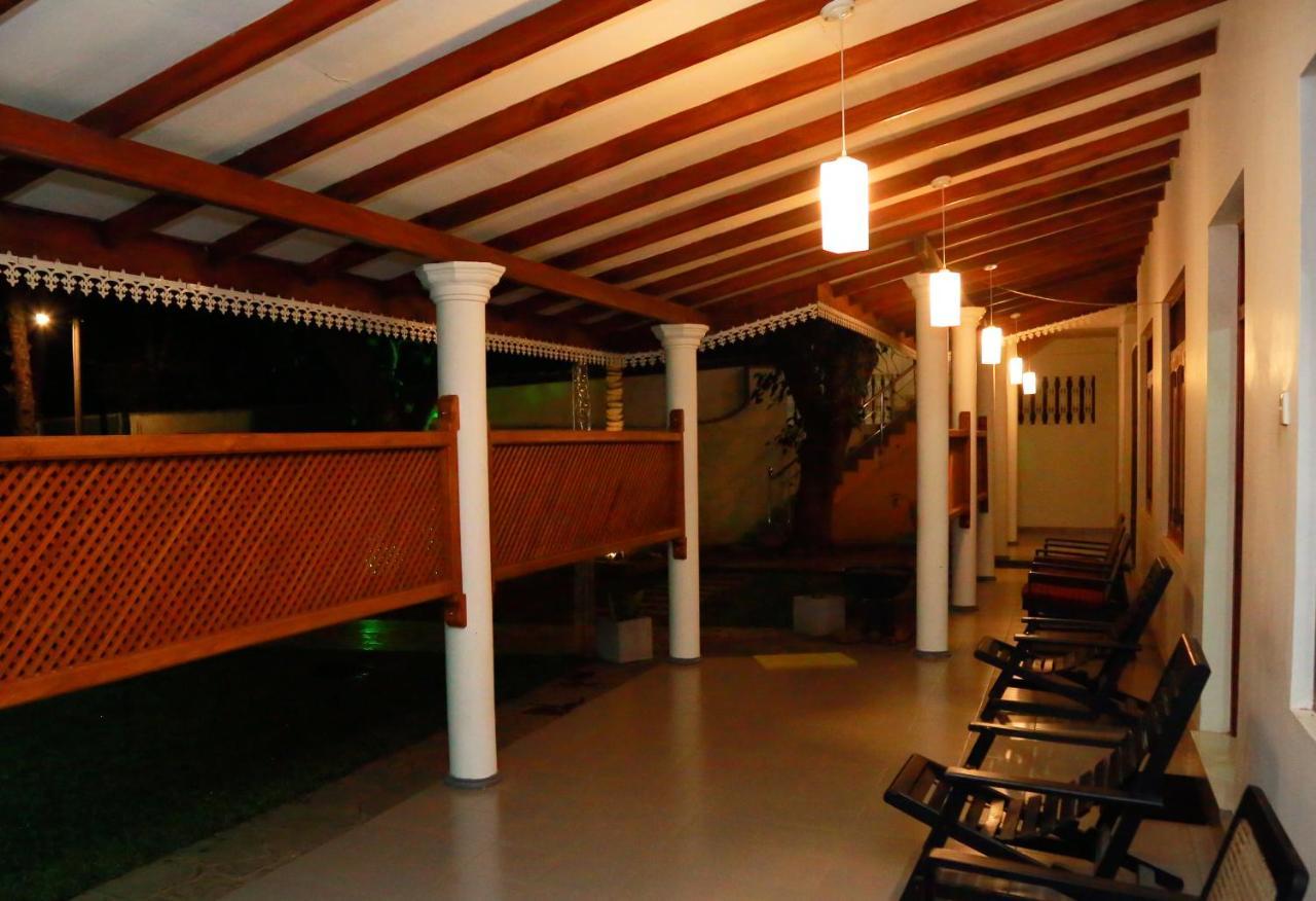 Vishmee Holiday Inn Embilipitiya Exteriér fotografie